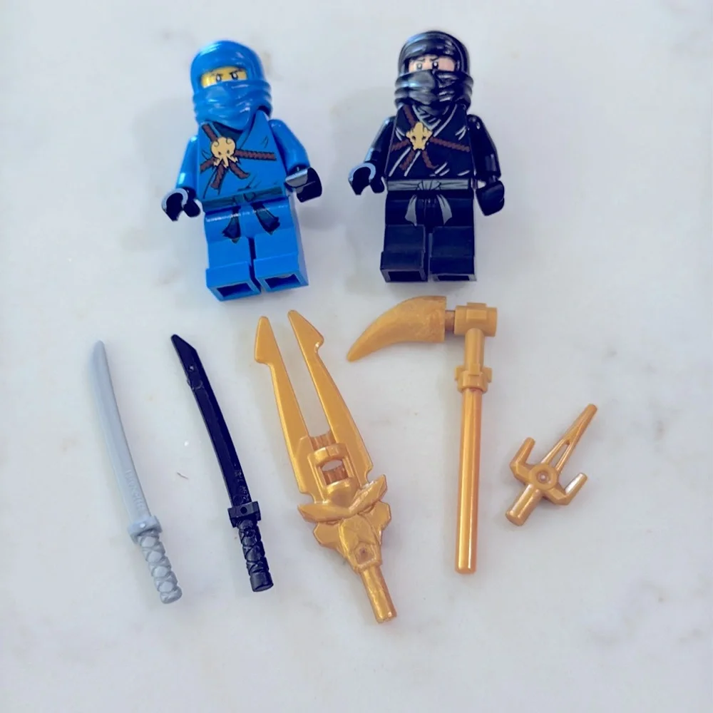 LEGO Ninjago mini figures Jay and Cole with Weapons - Picture 2 of 3